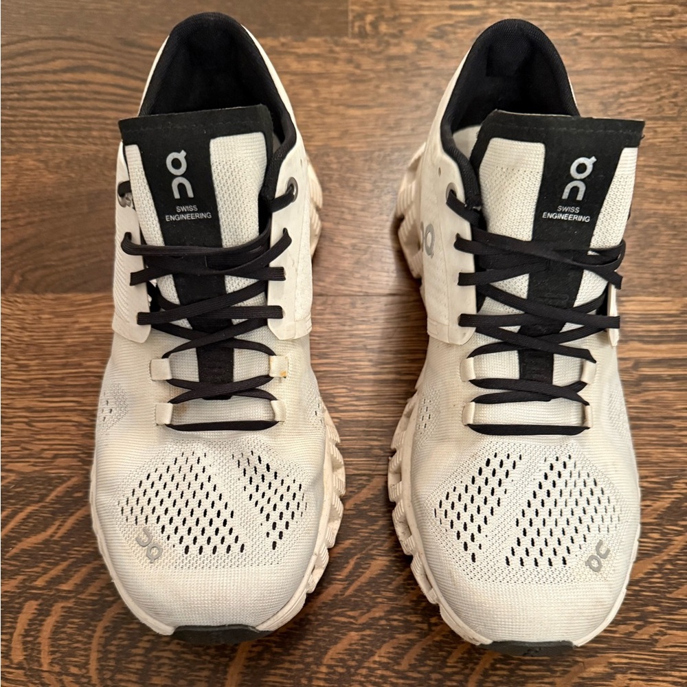 On Cloud Women’s Size 9 Shoes